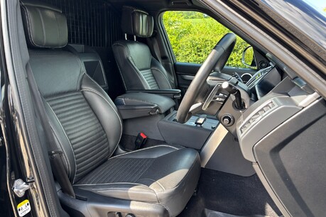 Land Rover Discovery D300 Commercial Dynamic HSE 31
