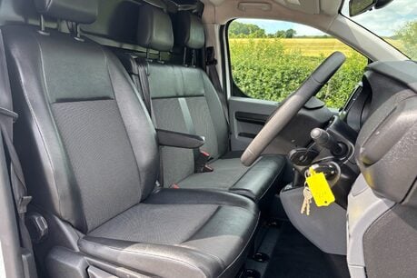 Vauxhall Vivaro L2H1 3100 120 ps Dynamic Panel Van - Security Locks - No VAT 33