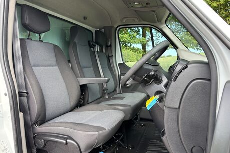 Renault Master LL35 Business 125 ps dCi Luton with Tail Lift 27