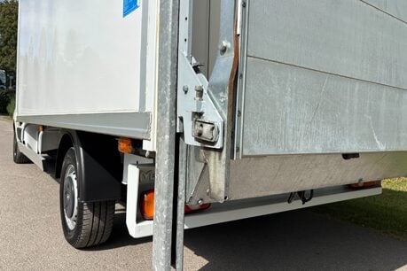 Renault Master LL35 Business 125 ps dCi Luton with Tail Lift 25