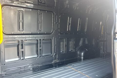 Volkswagen Crafter CR35 L3 H2 140 ps Tdi DSG Trendline Panel Van 9