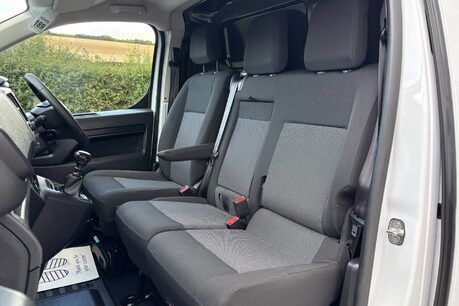 Vauxhall Vivaro L2H1 F3100 145 ps Pro Panel Van - Sat Nav / Rear Camera 32