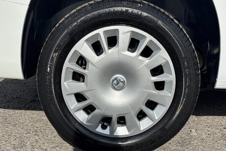 Vauxhall Combo L2H1 2300 100 ps Sportive Panel Van 28