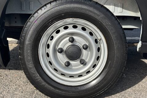 Ford Transit 310 L2 H2 Leader with Air Con / Sat Nav / Heated Seats 30