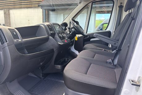 Peugeot Boxer BlueHdi 335 L3H2 Professional Premium Plus Panel Van 17