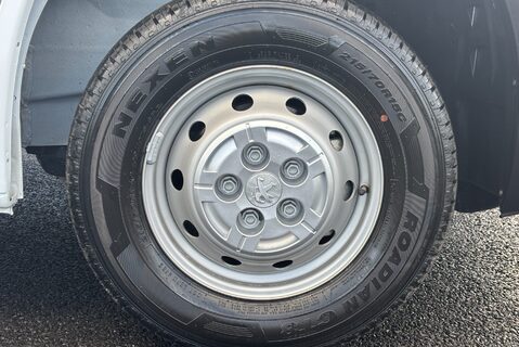 Peugeot Boxer BlueHdi 335 L3H2 Professional Premium Plus Panel Van 38