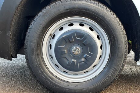 Vauxhall Movano F3500 125 ps Cdti Luton with Tail Lift & Air Con - Direct from MOD 35