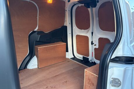 Ford Transit Courier Base Ecoboost 100 ps with Air Con / Rear Sensors 10