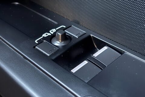 Land Rover Defender 90 D250 Hard Top 34