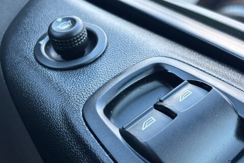 Ford Transit Custom 300 L2 130 ps Limited Panel Van - Upgraded Locks 36
