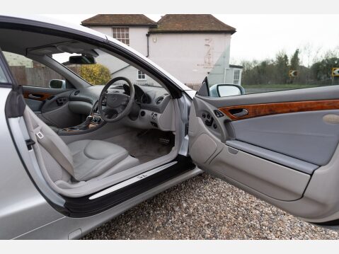 Mercedes-Benz SL Series 500 24