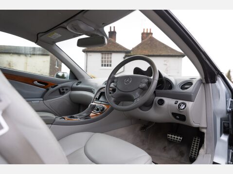 Mercedes-Benz SL Series 500 26