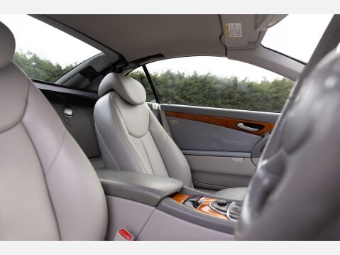 Mercedes-Benz SL Series 500 38