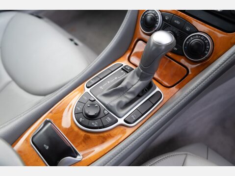 Mercedes-Benz SL Series 500 39