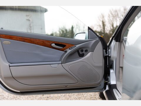 Mercedes-Benz SL Series 500 44