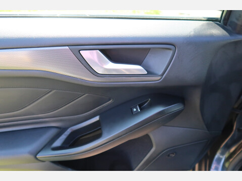 Ford Focus TITANIUM X 26