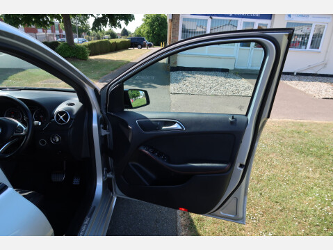 Mercedes-Benz B Class B 180 D AMG LINE PREMIUM 21