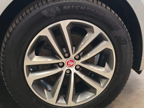 Jaguar F-Pace R-SPORT AWD 9