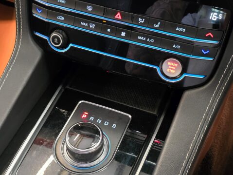 Jaguar F-Pace R-SPORT AWD 16