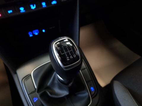 Hyundai KONA PREMIUM 15