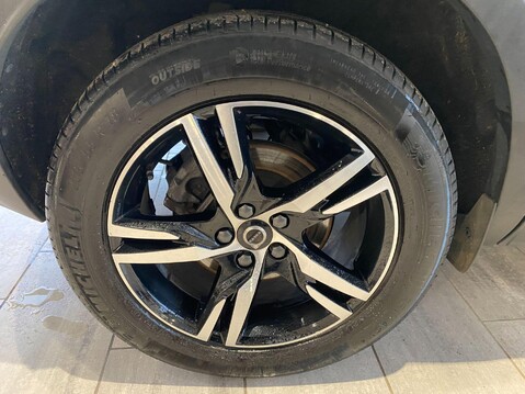Volvo XC40 2.0 B3 MHEV Plus DCT Auto Euro 6 (s/s) 5dr 5