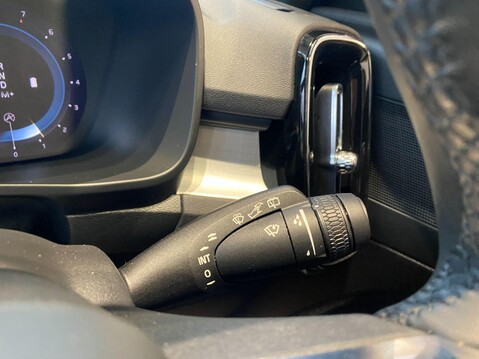 Volvo XC40 2.0 B3 MHEV Plus DCT Auto Euro 6 (s/s) 5dr 28