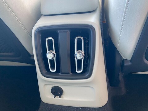 Volvo XC40 1.5h T4 Recharge 10.7kWh Inscription Auto Euro 6 (s/s) 5dr 19