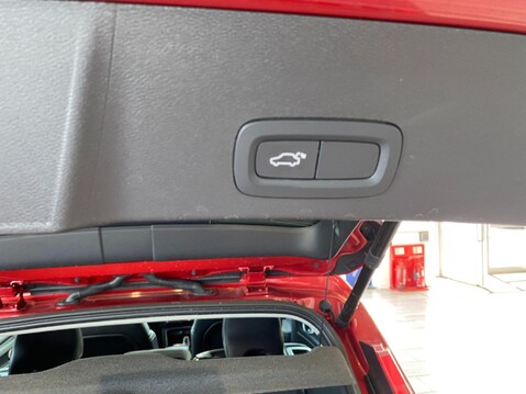 Volvo XC40 2.0 B4 MHEV Inscription Pro Auto Euro 6 (s/s) 5dr 17