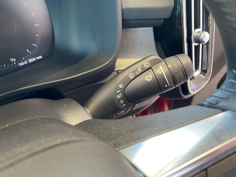Volvo XC40 2.0 B4 MHEV Inscription Pro Auto Euro 6 (s/s) 5dr 29