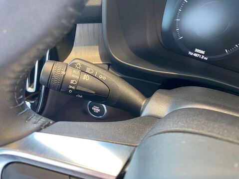 Volvo XC40 2.0 B4 MHEV Inscription Pro Auto Euro 6 (s/s) 5dr 30