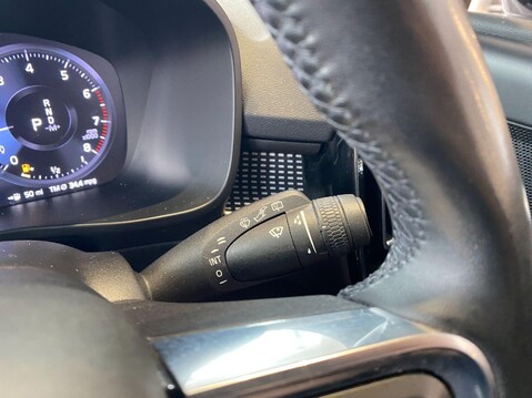 Volvo XC40 1.5 T3 R-Design Pro Auto Euro 6 (s/s) 5dr 26