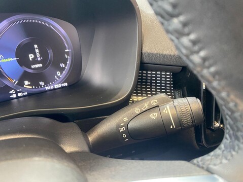 Volvo XC40 1.5h T5 Twin Engine Recharge 10.7kWh R-Design Pro Auto Euro 6 (s/s) 5dr 27