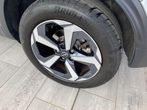 Nissan Qashqai 1.3 DIG-T MHEV N-Connecta XTRON Euro 6 (s/s) 5dr 8