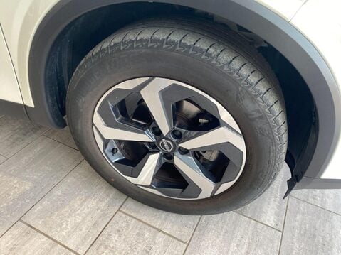 Nissan Qashqai 1.3 DIG-T MHEV N-Connecta XTRON Euro 6 (s/s) 5dr 11