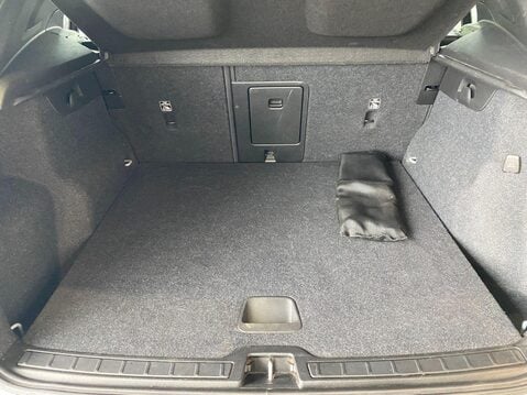 Volvo XC40 1.5 T3 R-Design Pro Auto Euro 6 (s/s) 5dr 11