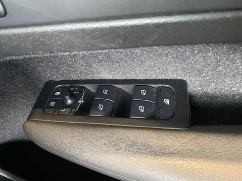 Volvo XC40 1.5 T3 R-Design Pro Auto Euro 6 (s/s) 5dr 31