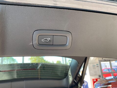 Volvo XC40 1.5h T4 Recharge 10.7kWh Inscription Auto Euro 6 (s/s) 5dr 11
