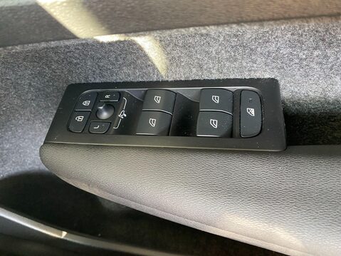 Volvo XC40 1.5h T4 Recharge 10.7kWh Inscription Auto Euro 6 (s/s) 5dr 31