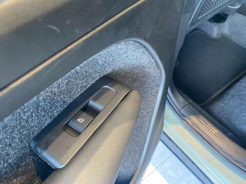 Volvo XC40 2.0 B3 MHEV Plus DCT Auto Euro 6 (s/s) 5dr 17
