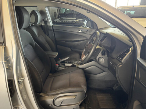 Hyundai TUCSON 2.0 CRDi SE Nav Auto 4WD Euro 6 5dr 8