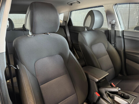 Hyundai TUCSON 2.0 CRDi SE Nav Auto 4WD Euro 6 5dr 9