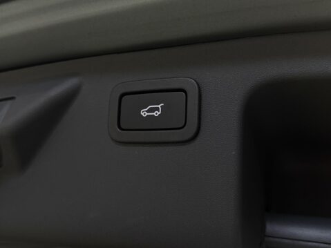 Land Rover Discovery Sport 2.0 TD4 SE Tech Auto 4WD Euro 6 (s/s) 5dr 38