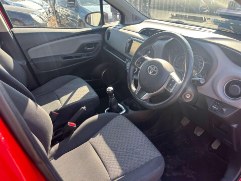 Toyota Yaris VVT-I ICON 17