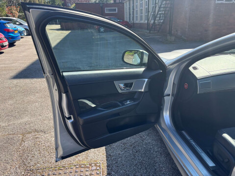 Jaguar XF 2.2 XF R-Sport D Auto 4dr 31