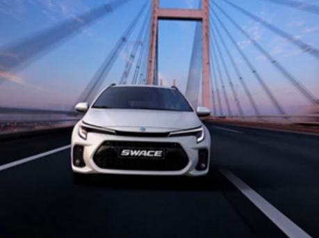 Image of Suzuki Swace driving across bridge.