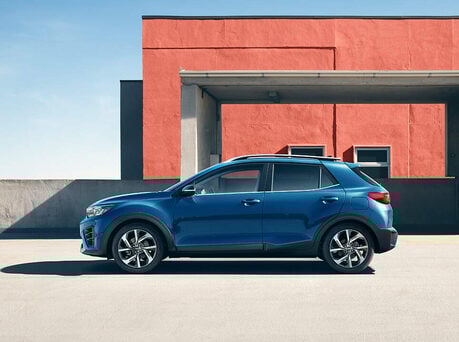 Image of the Kia Stonic from side-on.