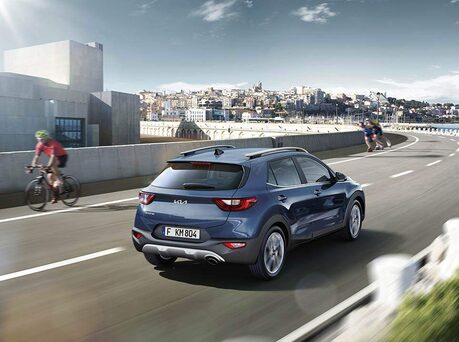 Image of Kia Stonic driving through city.