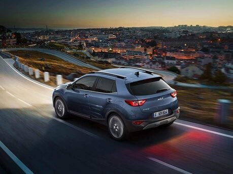Image of Kia Stonic driving at night.