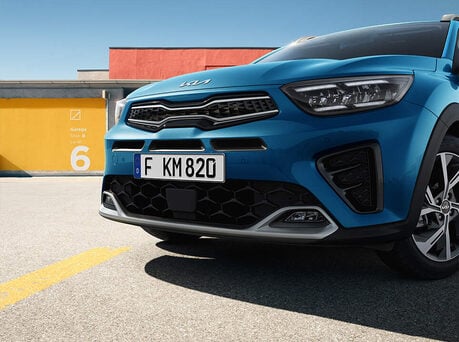 Close-up image of front of Kia Stonic