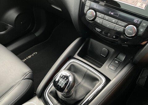 Nissan Qashqai DIG-T TEKNA PLUS 28